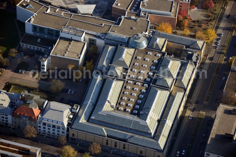 Aerial photograph Berlin OT Tiergarten - Blick auf die Gemäldegalerie in Berlin im Ortsteil Tiergarten. Die Galerie an der Stauffenbergstraße beherbergt die Bestände alter europäischer Malerei vom 13. bis zum 18. Jahrhundert, die sich im Besitz der Staatlichen Museen zu Berlin, Stiftung Preußischer Kulturbesitz ( SPK ), befinden. Sie gehört zum Kulturforum am Potsdamer Platz.