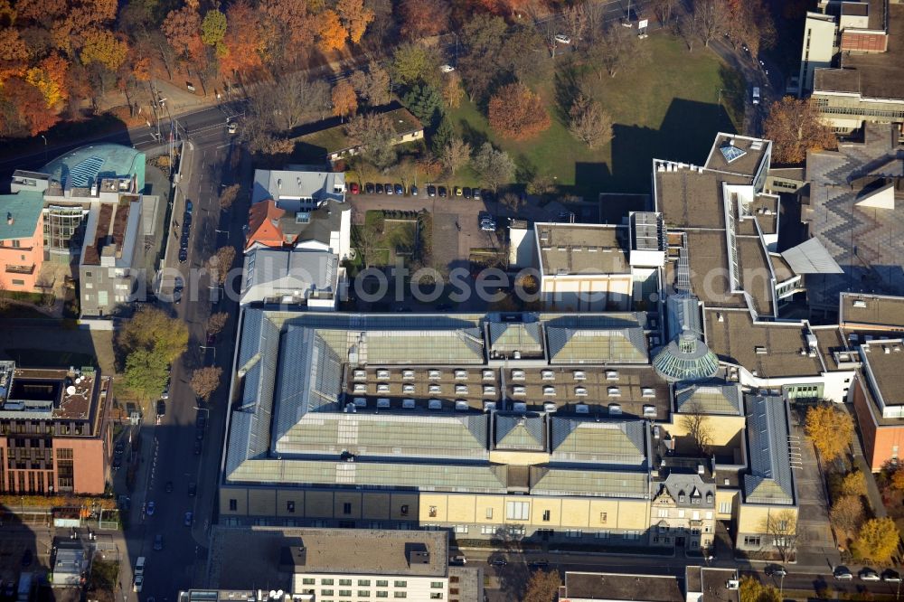 Aerial photograph Berlin OT Tiergarten - Blick auf die Gemäldegalerie in Berlin im Ortsteil Tiergarten. Die Galerie an der Stauffenbergstraße beherbergt die Bestände alter europäischer Malerei vom 13. bis zum 18. Jahrhundert, die sich im Besitz der Staatlichen Museen zu Berlin, Stiftung Preußischer Kulturbesitz ( SPK ), befinden. Sie gehört zum Kulturforum am Potsdamer Platz.