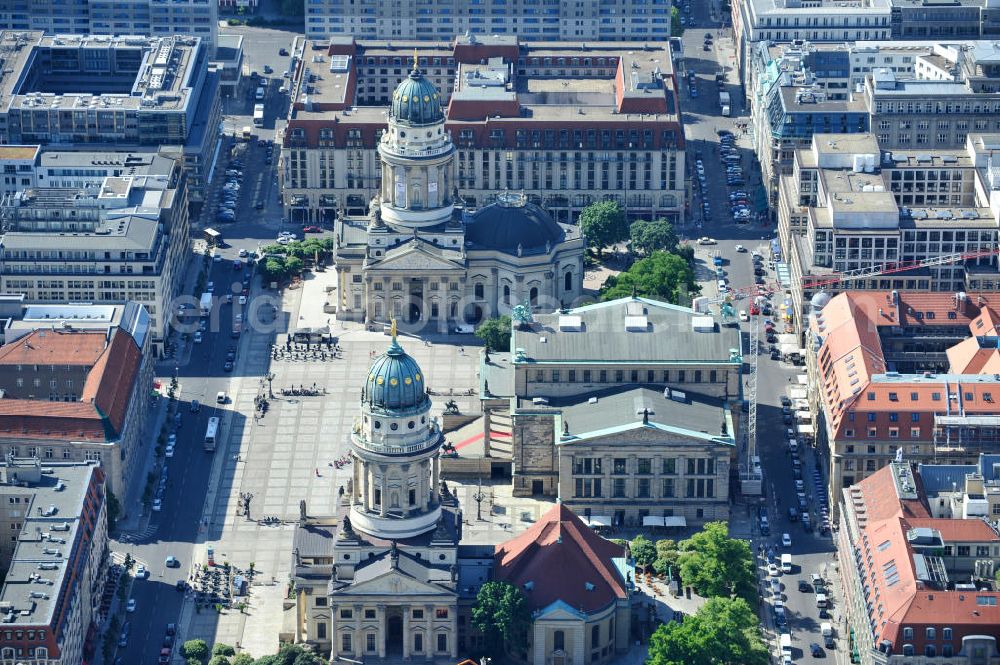 Aerial photograph Berlin Mitte - Blick auf den Gendarmenmarkt mit dem Französischen Dom, dem Deutschen Dom und dem von Karl Friedrich Schinkel erbauten Schauspielhaus. View at the Gendarmenmarkt with the French Cathedral, the German Cathedral and the theater, built by Karl Friedrich Schinkel.