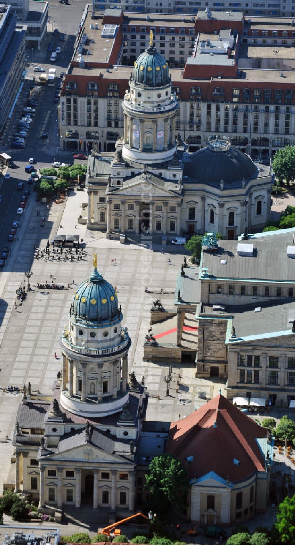 Berlin Mitte from the bird's eye view: Blick auf den Gendarmenmarkt mit dem Französischen Dom, dem Deutschen Dom und dem von Karl Friedrich Schinkel erbauten Schauspielhaus. View at the Gendarmenmarkt with the French Cathedral, the German Cathedral and the theater, built by Karl Friedrich Schinkel.