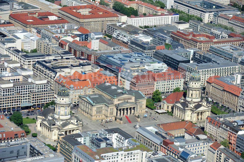 Aerial image Berlin Mitte - Blick auf den Gendarmenmarkt mit dem Französischen Dom, dem Deutschen Dom und dem von Karl Friedrich Schinkel erbauten Schauspielhaus. View at the Gendarmenmarkt with the French Cathedral, the German Cathedral and the theater, built by Karl Friedrich Schinkel.