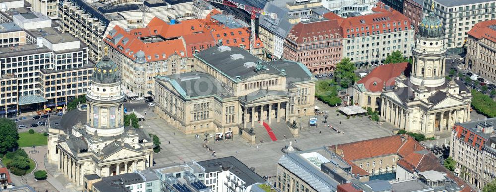 Aerial photograph Berlin Mitte - Blick auf den Gendarmenmarkt mit dem Französischen Dom, dem Deutschen Dom und dem von Karl Friedrich Schinkel erbauten Schauspielhaus. View at the Gendarmenmarkt with the French Cathedral, the German Cathedral and the theater, built by Karl Friedrich Schinkel.