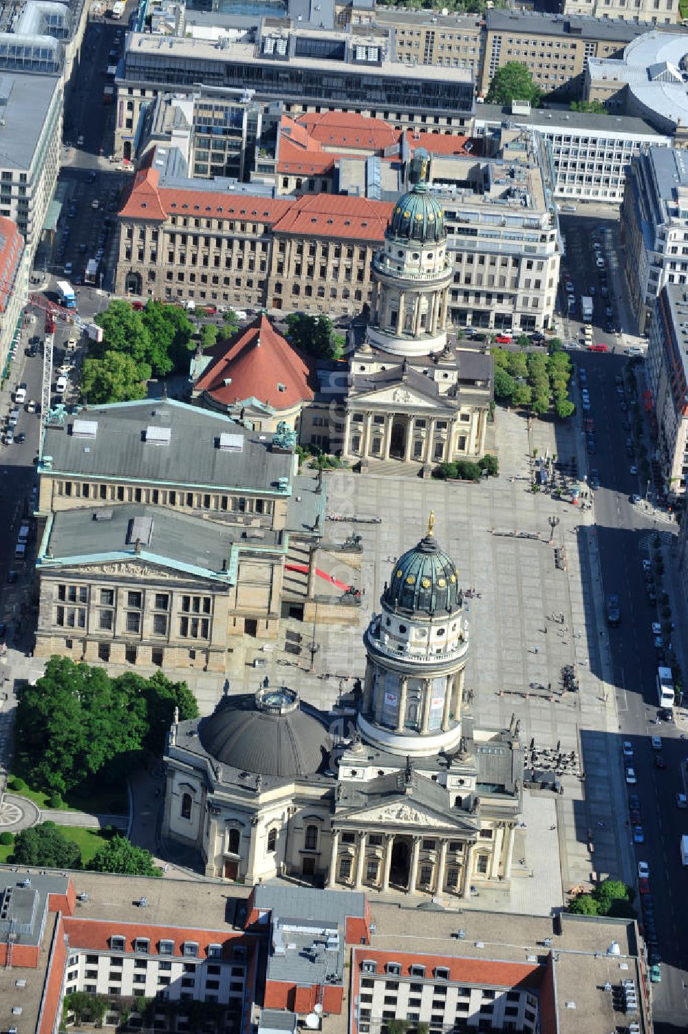 Berlin Mitte from the bird's eye view: Blick auf den Gendarmenmarkt mit dem Französischen Dom, dem Deutschen Dom und dem von Karl Friedrich Schinkel erbauten Schauspielhaus. View at the Gendarmenmarkt with the French Cathedral, the German Cathedral and the theater, built by Karl Friedrich Schinkel.