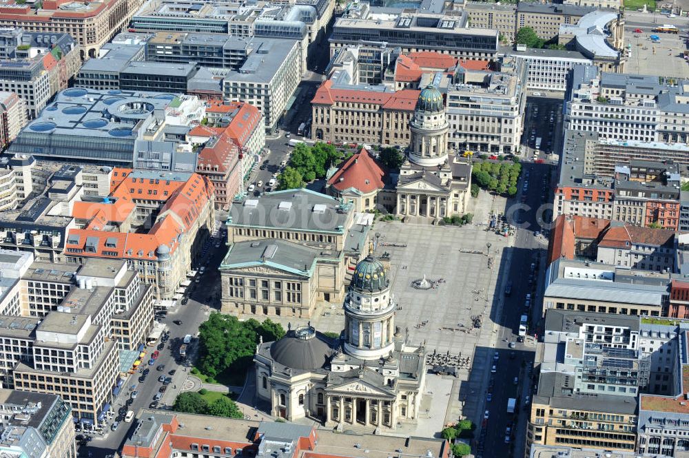 Aerial photograph Berlin Mitte - Blick auf den Gendarmenmarkt mit dem Französischen Dom, dem Deutschen Dom und dem von Karl Friedrich Schinkel erbauten Schauspielhaus. View at the Gendarmenmarkt with the French Cathedral, the German Cathedral and the theater, built by Karl Friedrich Schinkel.