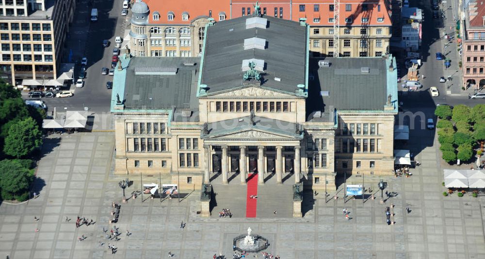 Berlin Mitte from the bird's eye view: Blick auf den Gendarmenmarkt mit dem Französischen Dom, dem Deutschen Dom und dem von Karl Friedrich Schinkel erbauten Schauspielhaus. View at the Gendarmenmarkt with the French Cathedral, the German Cathedral and the theater, built by Karl Friedrich Schinkel.