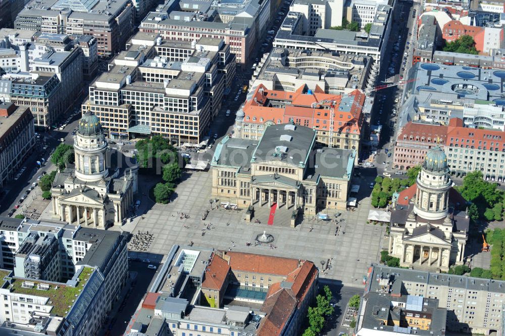 Aerial photograph Berlin Mitte - Blick auf den Gendarmenmarkt mit dem Französischen Dom, dem Deutschen Dom und dem von Karl Friedrich Schinkel erbauten Schauspielhaus. View at the Gendarmenmarkt with the French Cathedral, the German Cathedral and the theater, built by Karl Friedrich Schinkel.