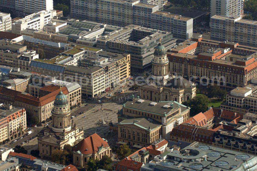 Aerial image Berlin - Blick auf den Gendarmenmarkt in Berlin-Mitte. Eingefasst wird der Platz (auf dem Bild von links nach rechts) vom Französischen Dom, dem Konzerthaus (fühere Schauspielhaus), sowie dem Deutschen Dom. Am Hausvogteiplatz befindet sich gegenüber vom Gendarmenmarkt die Botschaft der Republik Slowenien.