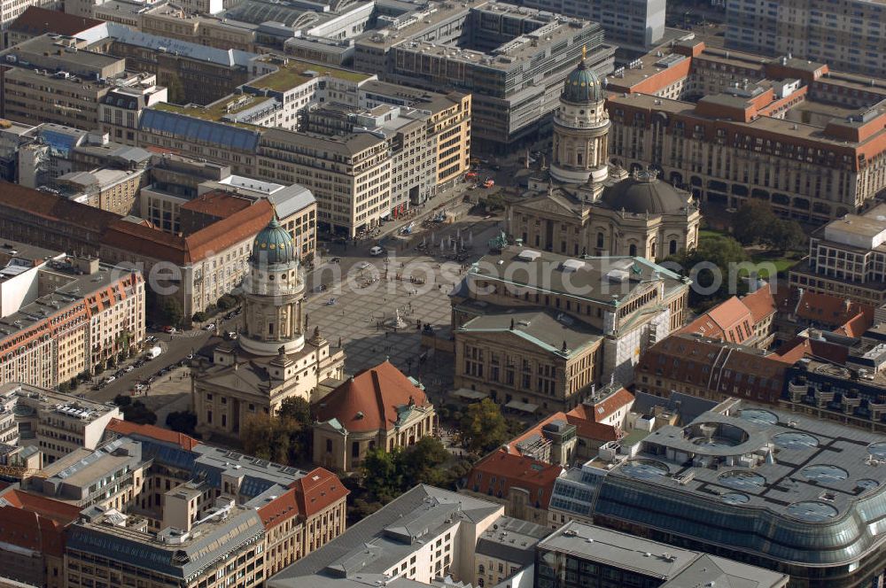 Aerial photograph Berlin - Blick auf den Gendarmenmarkt in Berlin-Mitte. Eingefasst wird der Platz (auf dem Bild von links nach rechts) vom Französischen Dom, dem Konzerthaus (fühere Schauspielhaus), sowie dem Deutschen Dom. Am Hausvogteiplatz befindet sich gegenüber vom Gendarmenmarkt die Botschaft der Republik Slowenien.