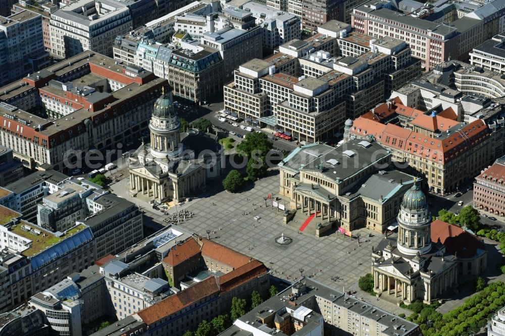 Berlin from the bird's eye view: Place area Gendarmenmarkt with the building ensemble German and French Cathedral, Schauspielhaus in Berlin Mitte