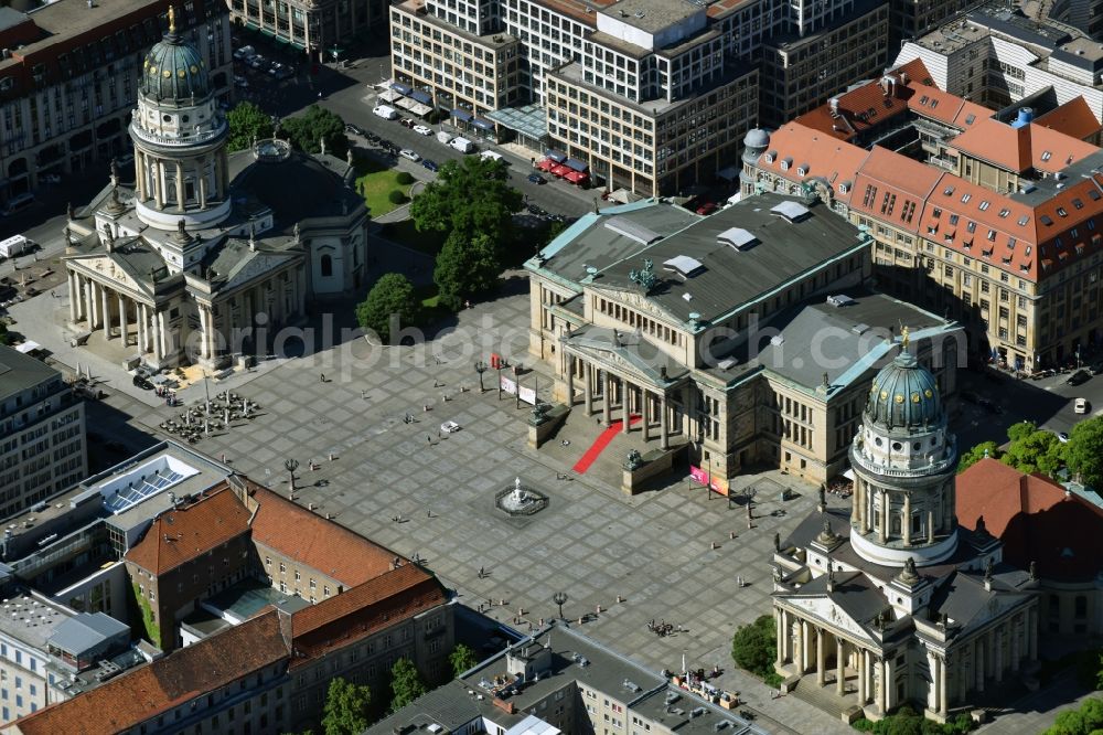 Aerial image Berlin - Place area Gendarmenmarkt with the building ensemble German and French Cathedral, Schauspielhaus in Berlin Mitte