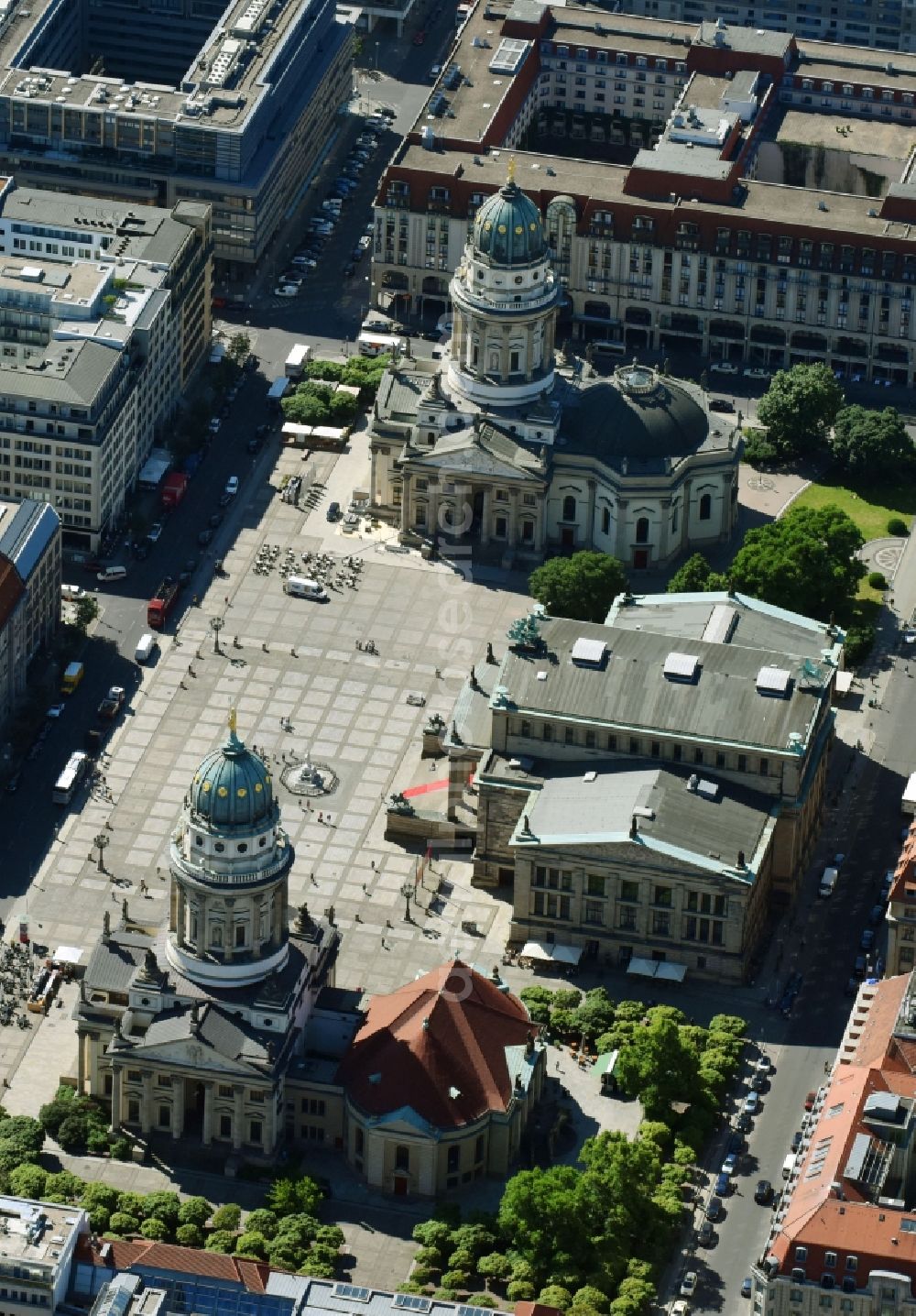 Berlin from the bird's eye view: Place area Gendarmenmarkt with the building ensemble German and French Cathedral, Schauspielhaus in Berlin Mitte