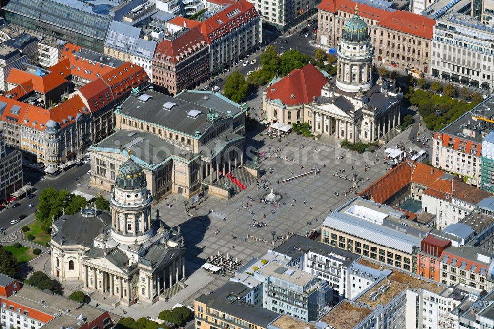 Berlin from the bird's eye view: Place area Gendarmenmarkt with the building ensemble German and French Cathedral, Schauspielhaus in Berlin Mitte