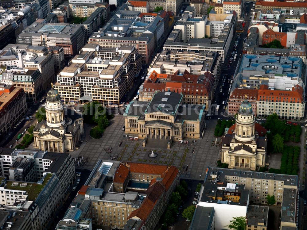 Aerial photograph Berlin - Place area Gendarmenmarkt with the building ensemble German and French Cathedral, Schauspielhaus in Berlin Mitte