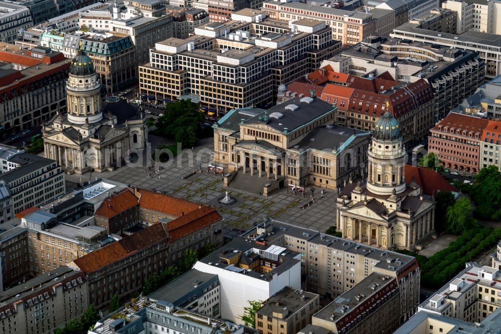 Berlin from the bird's eye view: Place area Gendarmenmarkt with the building ensemble German and French Cathedral, Schauspielhaus in Berlin Mitte