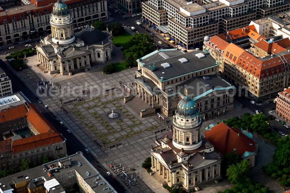 Aerial photograph Berlin - Place area Gendarmenmarkt with the building ensemble German and French Cathedral, Schauspielhaus in Berlin Mitte