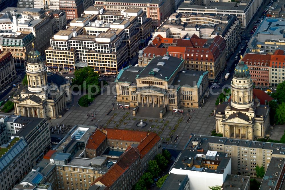 Aerial photograph Berlin - Place area Gendarmenmarkt with the building ensemble German and French Cathedral, Schauspielhaus in Berlin Mitte