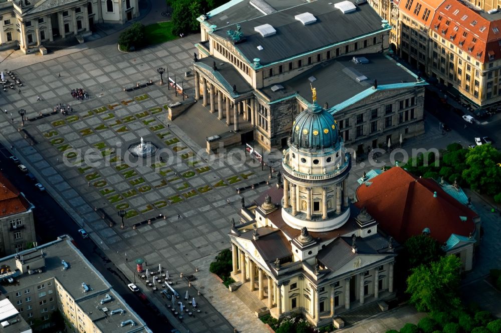 Aerial image Berlin - Place area Gendarmenmarkt with the building ensemble German and French Cathedral, Schauspielhaus in Berlin Mitte