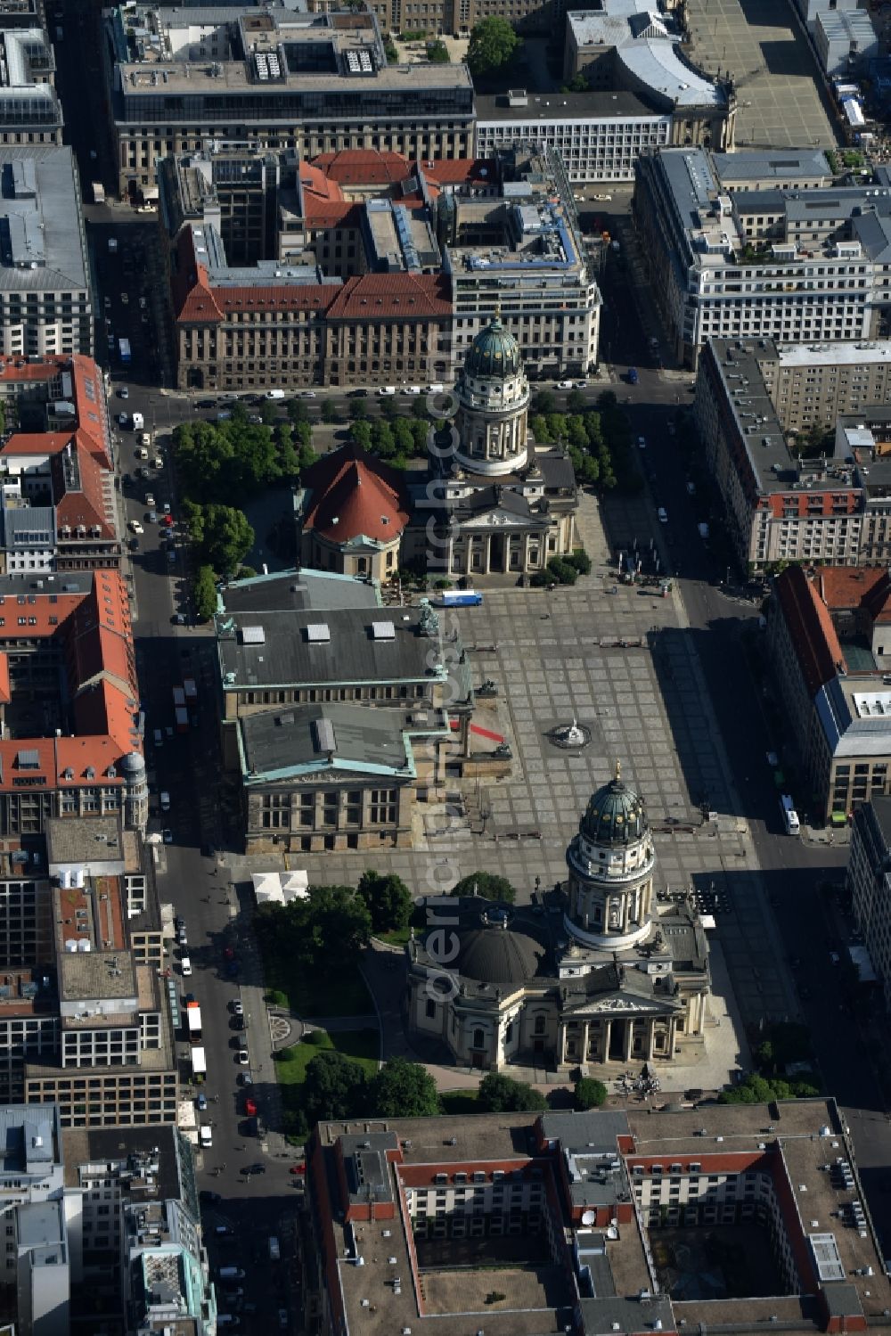 Aerial photograph Berlin - Place area Gendarmenmarkt with the building ensemble German and French Cathedral, Schauspielhaus in Berlin Mitte