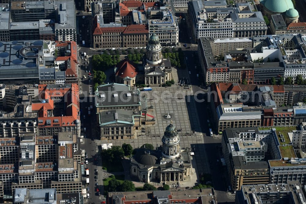 Berlin from the bird's eye view: Place area Gendarmenmarkt with the building ensemble German and French Cathedral, Schauspielhaus in Berlin Mitte