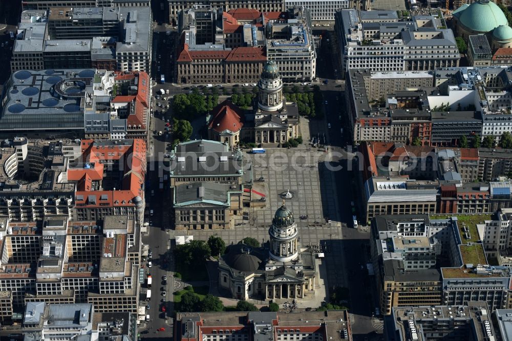 Aerial photograph Berlin - Place area Gendarmenmarkt with the building ensemble German and French Cathedral, Schauspielhaus in Berlin Mitte