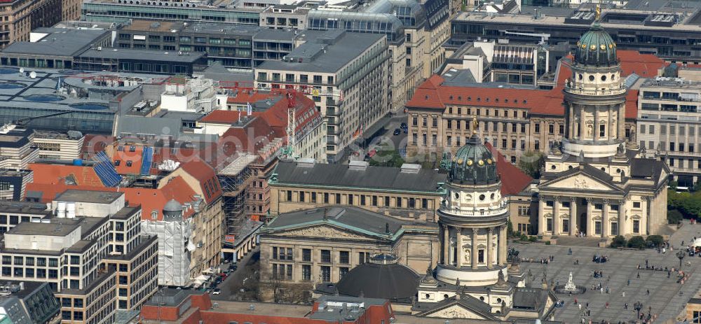 Berlin from the bird's eye view: Blick auf den Gendarmenmarkt mit dem Schauspielhaus und dem Deutschen und Französischen Dom (r) in Berlin-Mitte. View of the Gendarmenmarkt with the Schauspielhaus and the Germans and the French Cathedral in Berlin-Mitte.