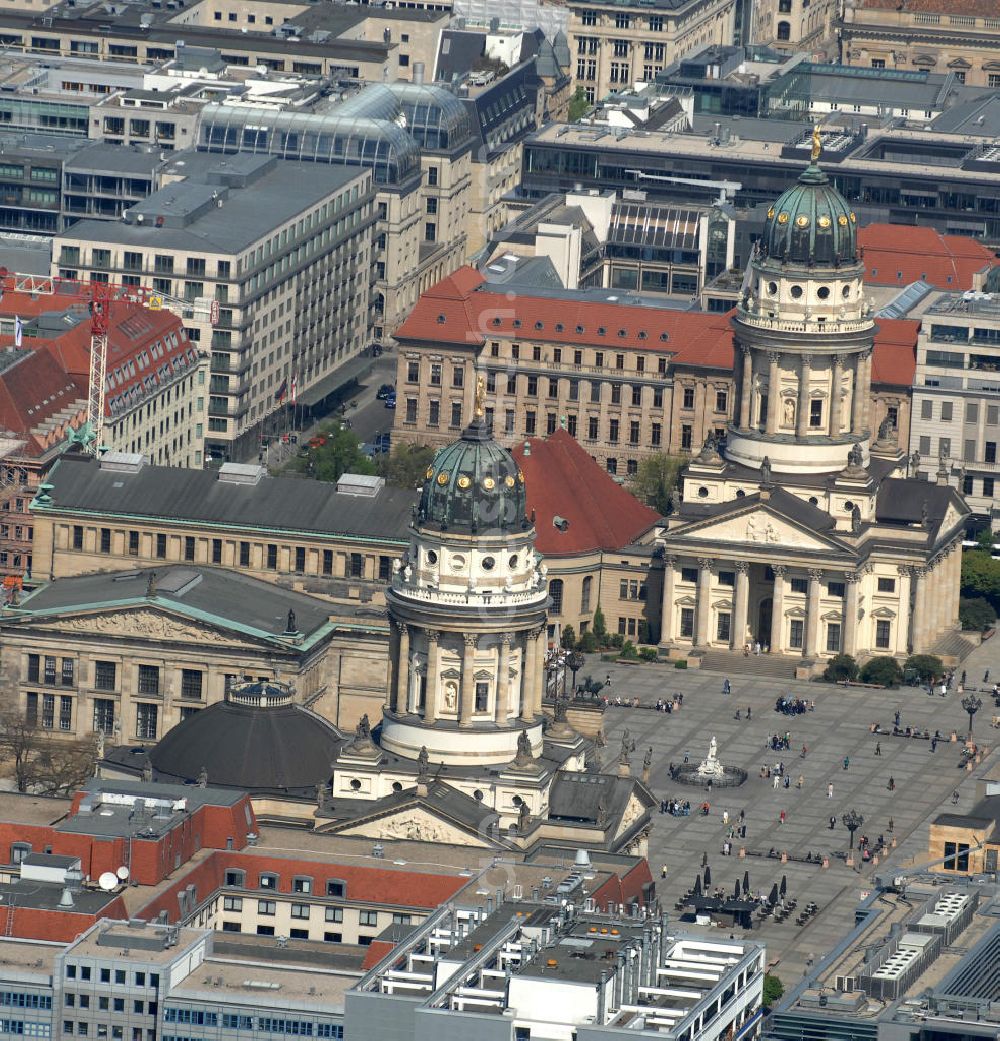 Aerial image Berlin - Blick auf den Gendarmenmarkt mit dem Schauspielhaus und dem Deutschen und Französischen Dom (r) in Berlin-Mitte. View of the Gendarmenmarkt with the Schauspielhaus and the Germans and the French Cathedral in Berlin-Mitte.