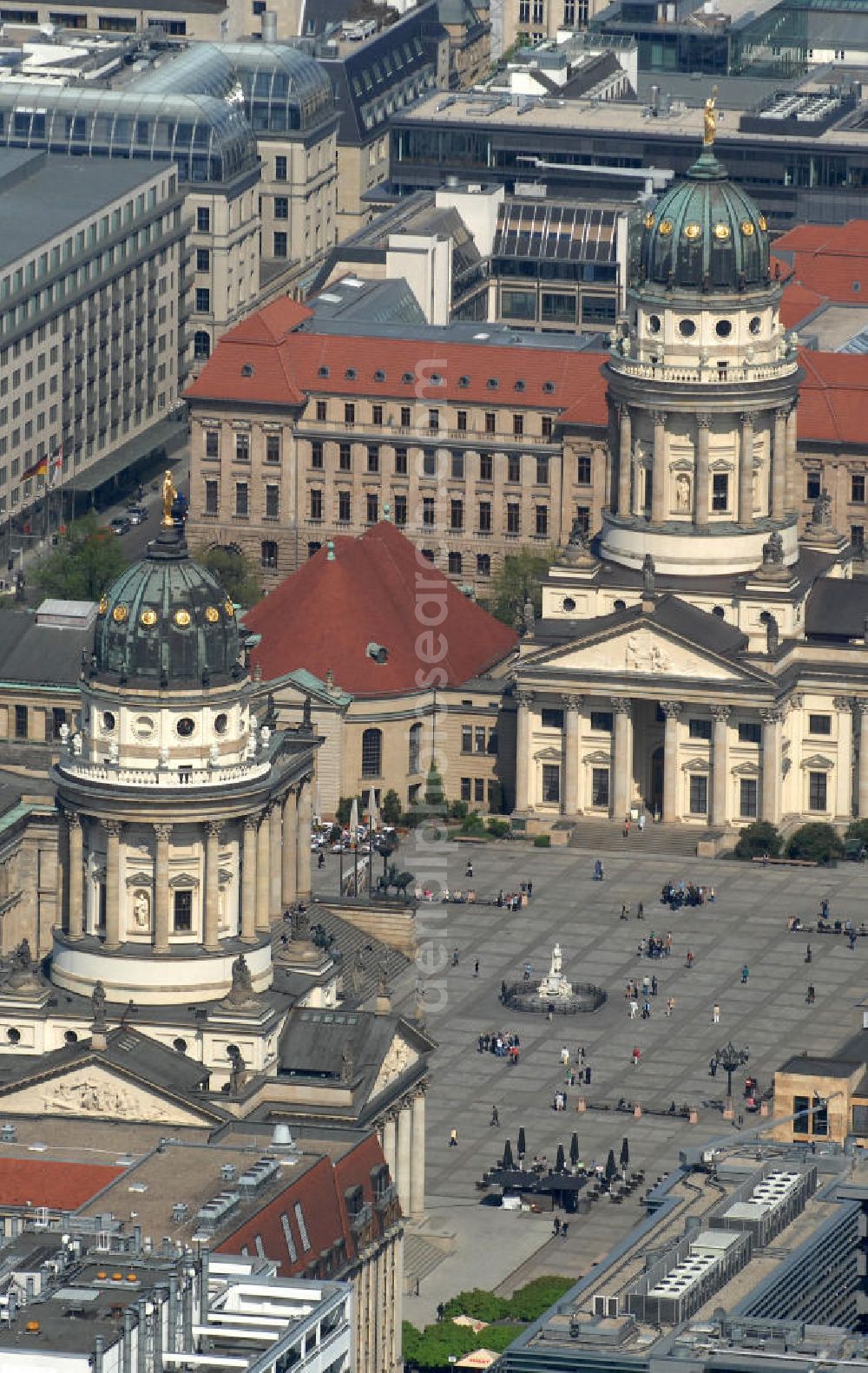 Aerial photograph Berlin - Blick auf den Gendarmenmarkt mit dem Schauspielhaus und dem Deutschen und Französischen Dom (r) in Berlin-Mitte. View of the Gendarmenmarkt with the Schauspielhaus and the Germans and the French Cathedral in Berlin-Mitte.