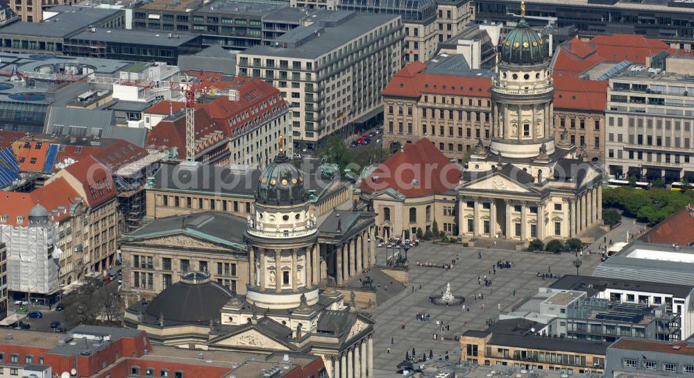 Berlin from the bird's eye view: Blick auf den Gendarmenmarkt mit dem Schauspielhaus und dem Deutschen und Französischen Dom (r) in Berlin-Mitte. View of the Gendarmenmarkt with the Schauspielhaus and the Germans and the French Cathedral in Berlin-Mitte.