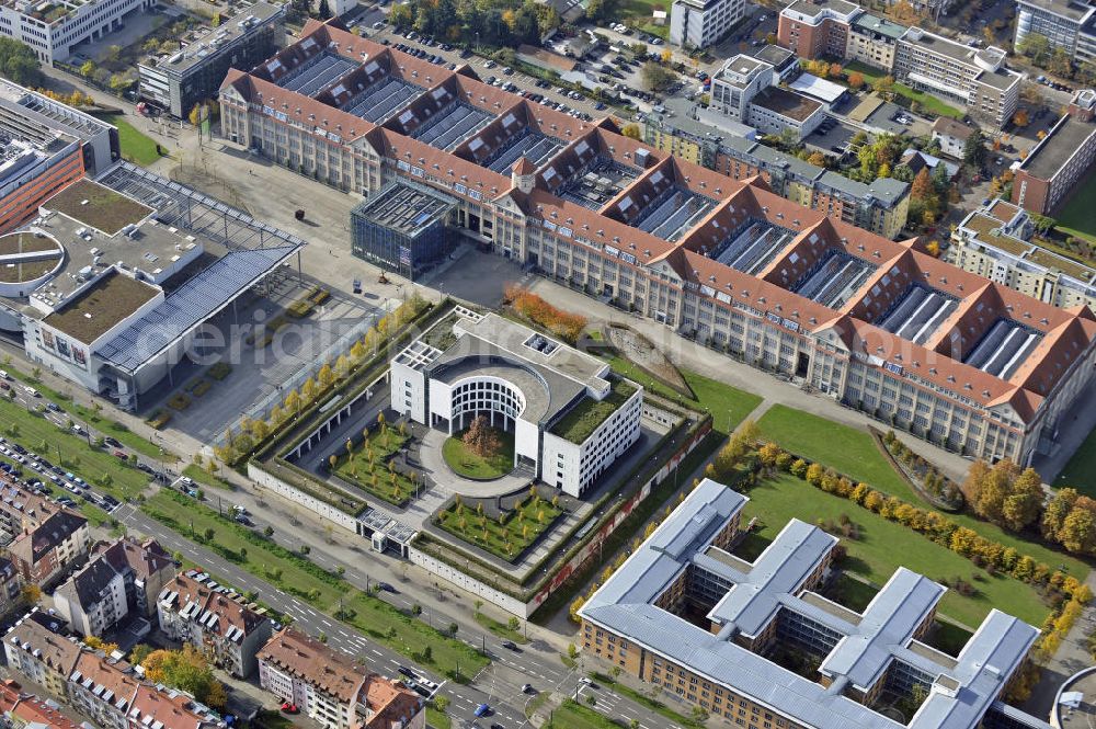 Karlsruhe from the bird's eye view: Das Dienstgebäude der Generalbundesanwaltschaft (vorn) und das Zentrum für Kunst und Medientechnologie in Karlsruhe. The office building of the Office of the Attorney General (front) and the Centre for Art and Media in Karlsruhe.