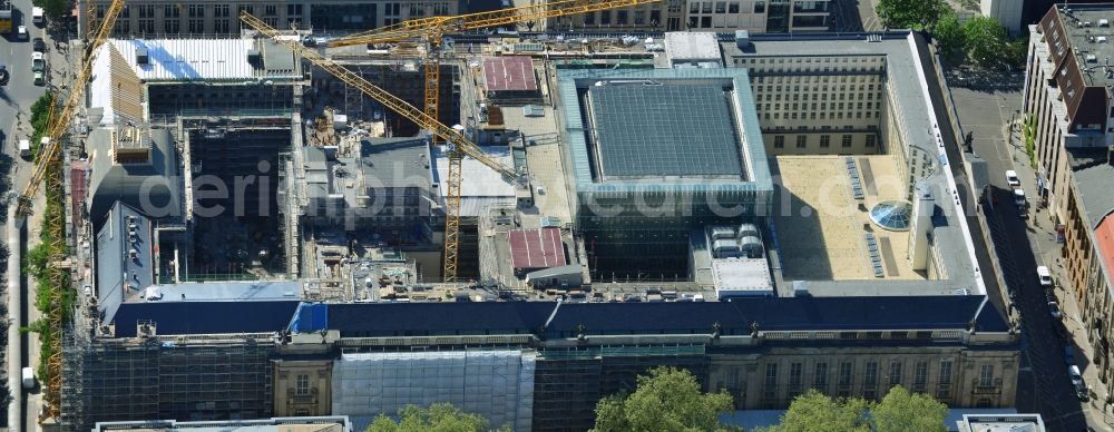 Aerial photograph Berlin - View at the overhaul and modernization of the State Library of Berlin Unter den Linden in the district Mitte in Berlin. Currently in the first phase arises a new reading roomas a glass cube, a rare book reading room, a safe magazine for the special collections also incurred is the north old building which will be completely renovated. In the second phase then will arise a Freehand magazin, a treasury, a library museum, an exhibition area, a catering facility and the northern part of the old building will be completely renovated. The activities are carried out by the architect and museum designer HG Merz, builder is the covenant. The building is a protected monument