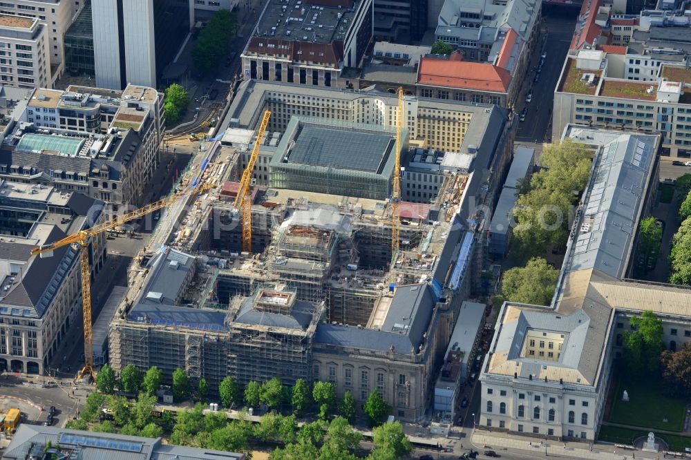 Aerial photograph Berlin - View at the overhaul and modernization of the State Library of Berlin Unter den Linden in the district Mitte in Berlin. Currently in the first phase arises a new reading roomas a glass cube, a rare book reading room, a safe magazine for the special collections also incurred is the north old building which will be completely renovated. In the second phase then will arise a Freehand magazin, a treasury, a library museum, an exhibition area, a catering facility and the northern part of the old building will be completely renovated. The activities are carried out by the architect and museum designer HG Merz, builder is the covenant. The building is a protected monument