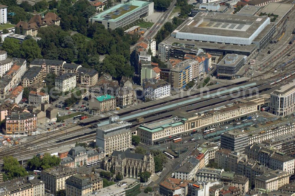 GENF from above - Blick auf den Bahnhof in Genf und das dahinter liegende Postgebäude. Gegenüber vom Bahnhof steht die Kirche Notre-Dame. Geneva 2007/07/16 The station of Cornavin is Geneva's main train station, located in the center of the city. Diagonally opposite you can see the Notre-Dame church.