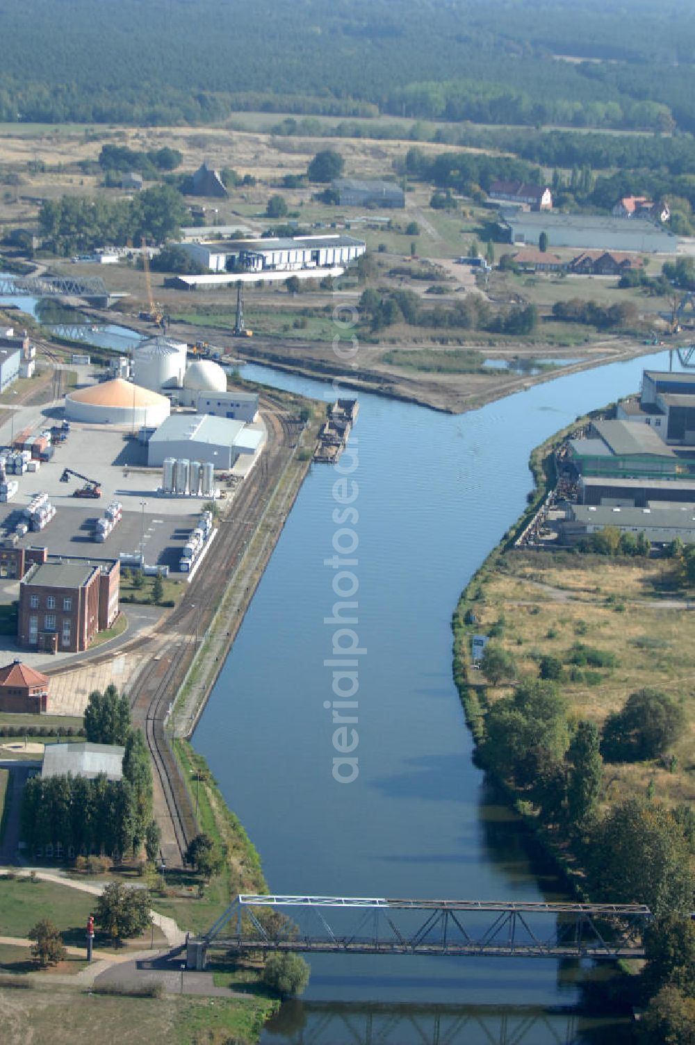 Aerial photograph Genthin - Blick auf die Genthiner Fußwegbrücke, auch Henkelbrücke genannt. Die Brücke wurde im Jahr 1935 erbaut und überführt den Elbe-Havel-Kanal bei km 363,134. Das Bauwerk führt einen Radweg und Gehweg über den Kanal. Geplant ist hier ein Neubau in Fachwerkbauweise mit schifffahrtstauglicher Höhe über dem Wasserspiegel im Jahr 2011. Ein Projekt des WSV: Wasserstraßen-Neubauamt Magdeburg, 39106 Magdeburg, Tel. +49(0)391 535-0, email: wna-magdeburg@wsv.bund.de