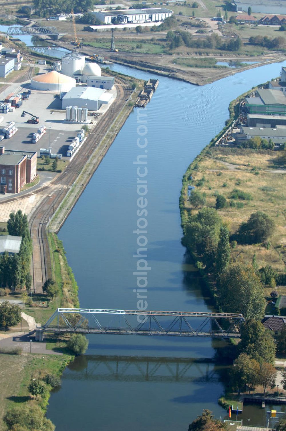 Genthin from above - Blick auf die Genthiner Fußwegbrücke, auch Henkelbrücke genannt. Die Brücke wurde im Jahr 1935 erbaut und überführt den Elbe-Havel-Kanal bei km 363,134. Das Bauwerk führt einen Radweg und Gehweg über den Kanal. Geplant ist hier ein Neubau in Fachwerkbauweise mit schifffahrtstauglicher Höhe über dem Wasserspiegel im Jahr 2011. Ein Projekt des WSV: Wasserstraßen-Neubauamt Magdeburg, 39106 Magdeburg, Tel. +49(0)391 535-0, email: wna-magdeburg@wsv.bund.de