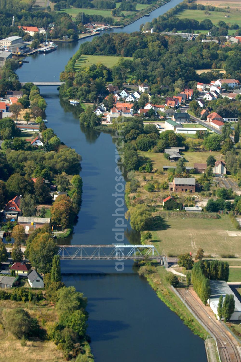 Genthin from the bird's eye view: Blick auf die Genthiner Fußwegbrücke, auch Henkelbrücke genannt. Die Brücke wurde im Jahr 1935 erbaut und überführt den Elbe-Havel-Kanal bei km 363,134. Das Bauwerk führt einen Radweg und Gehweg über den Kanal. Geplant ist hier ein Neubau in Fachwerkbauweise mit schifffahrtstauglicher Höhe über dem Wasserspiegel im Jahr 2011. Ein Projekt des WSV: Wasserstraßen-Neubauamt Magdeburg, 39106 Magdeburg, Tel. +49(0)391 535-0, email: wna-magdeburg@wsv.bund.de