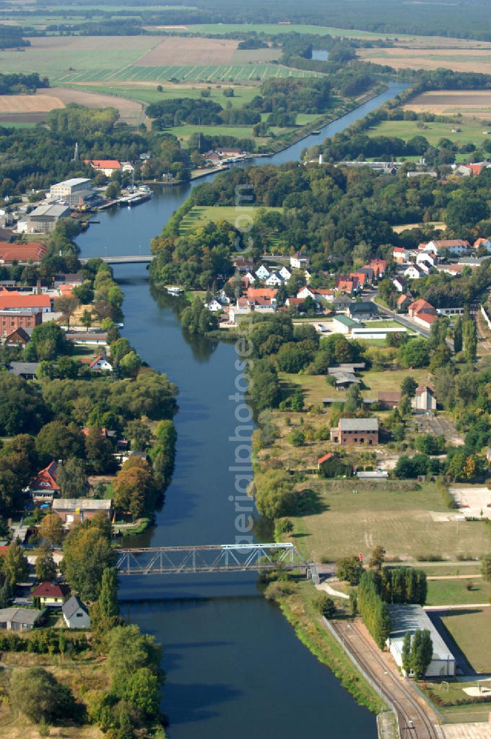 Aerial image Genthin - Blick auf die Genthiner Fußwegbrücke, auch Henkelbrücke genannt. Die Brücke wurde im Jahr 1935 erbaut und überführt den Elbe-Havel-Kanal bei km 363,134. Das Bauwerk führt einen Radweg und Gehweg über den Kanal. Geplant ist hier ein Neubau in Fachwerkbauweise mit schifffahrtstauglicher Höhe über dem Wasserspiegel im Jahr 2011. Ein Projekt des WSV: Wasserstraßen-Neubauamt Magdeburg, 39106 Magdeburg, Tel. +49(0)391 535-0, email: wna-magdeburg@wsv.bund.de