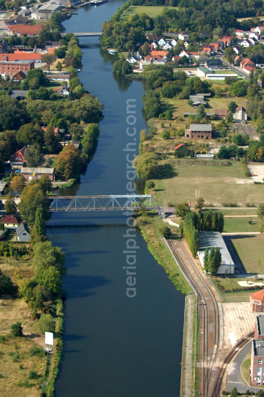 Aerial photograph Genthin - Blick auf die Genthiner Fußwegbrücke, auch Henkelbrücke genannt. Die Brücke wurde im Jahr 1935 erbaut und überführt den Elbe-Havel-Kanal bei km 363,134. Das Bauwerk führt einen Radweg und Gehweg über den Kanal. Geplant ist hier ein Neubau in Fachwerkbauweise mit schifffahrtstauglicher Höhe über dem Wasserspiegel im Jahr 2011. Ein Projekt des WSV: Wasserstraßen-Neubauamt Magdeburg, 39106 Magdeburg, Tel. +49(0)391 535-0, email: wna-magdeburg@wsv.bund.de