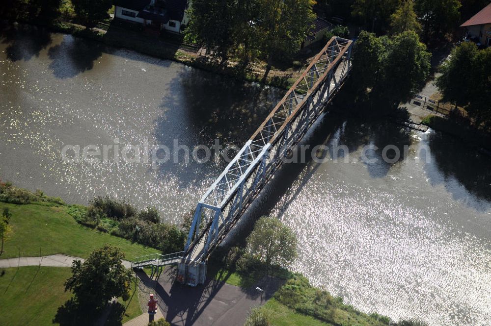 Genthin from above - Blick auf die Genthiner Fußwegbrücke B14 über den Elbe-Havel-Kanal in Sachsen-Anhalt. Ein Projekt des WSV, Wasser- und Schifffahrtsverwaltung des Bundes. Bridge over the Elbe-Havel-Canal in Saxony-Anhalt.