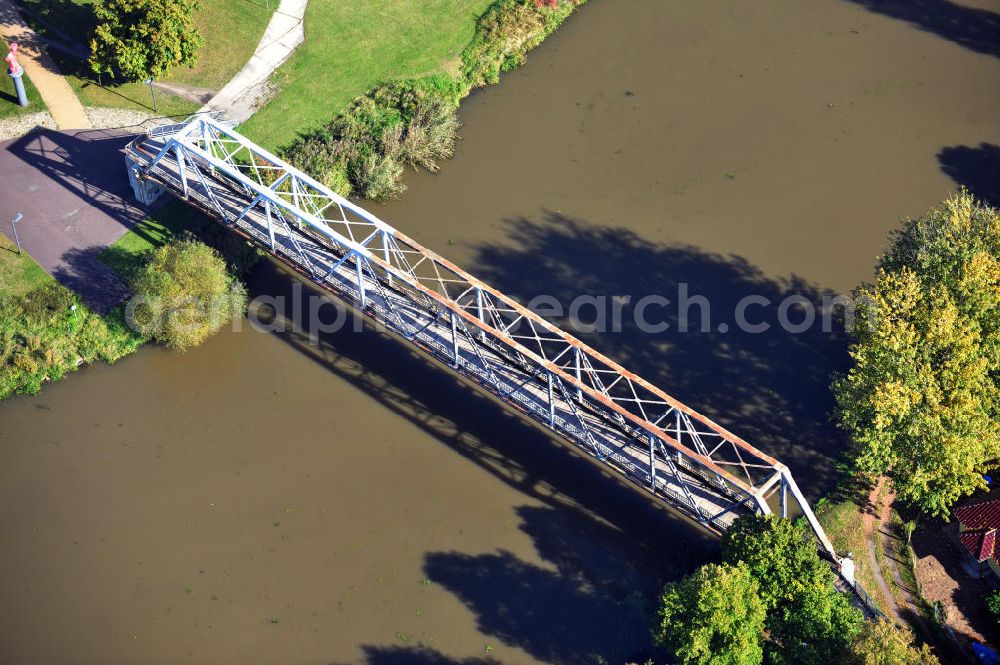 Aerial photograph Genthin - Blick auf die Genthiner Fußwegbrücke B14 über den Elbe-Havel-Kanal in Sachsen-Anhalt. Ein Projekt des WSV, Wasser- und Schifffahrtsverwaltung des Bundes. Bridge over the Elbe-Havel-Canal in Saxony-Anhalt.