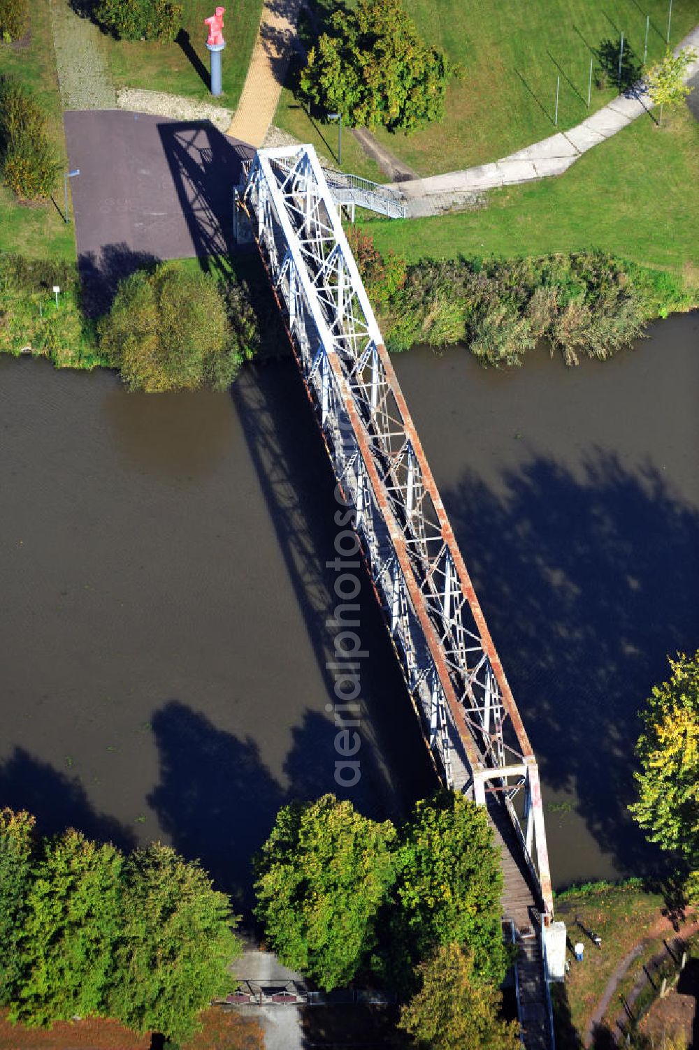 Genthin from above - Blick auf die Genthiner Fußwegbrücke B14 über den Elbe-Havel-Kanal in Sachsen-Anhalt. Ein Projekt des WSV, Wasser- und Schifffahrtsverwaltung des Bundes. Bridge over the Elbe-Havel-Canal in Saxony-Anhalt.