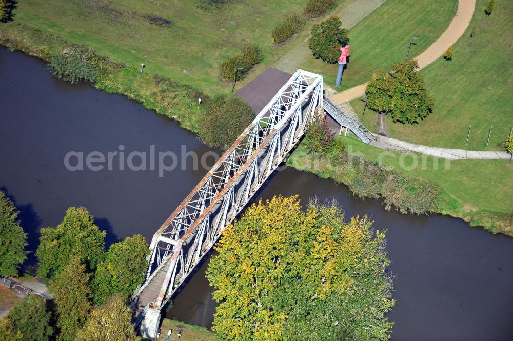 Genthin from the bird's eye view: Blick auf die Genthiner Fußwegbrücke B14 über den Elbe-Havel-Kanal in Sachsen-Anhalt. Ein Projekt des WSV, Wasser- und Schifffahrtsverwaltung des Bundes. Bridge over the Elbe-Havel-Canal in Saxony-Anhalt.