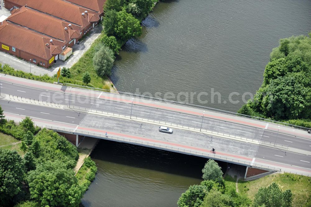 Aerial photograph Genthin - Blick auf die Genthiner Straßenbrücke B13 (Bundesstraße 107). Die Brücke überführt den Elbe-Havel-Kanal bei km 362,352. Ein Projekt des WSV: Wasserstraßen-Neubauamt Magdeburg, 39106 Magdeburg, Tel. +49(0)391 535-0, email: wna-magdeburg@wsv.bund.de Brigde in Genthin (A-Road / trough road) over the Elbe-Havel-Canal.