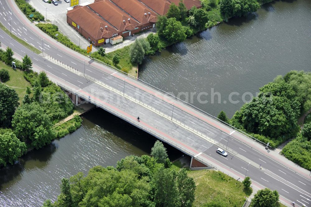 Genthin from above - Blick auf die Genthiner Straßenbrücke B13 (Bundesstraße 107). Die Brücke überführt den Elbe-Havel-Kanal bei km 362,352. Ein Projekt des WSV: Wasserstraßen-Neubauamt Magdeburg, 39106 Magdeburg, Tel. +49(0)391 535-0, email: wna-magdeburg@wsv.bund.de Brigde in Genthin (A-Road / trough road) over the Elbe-Havel-Canal.