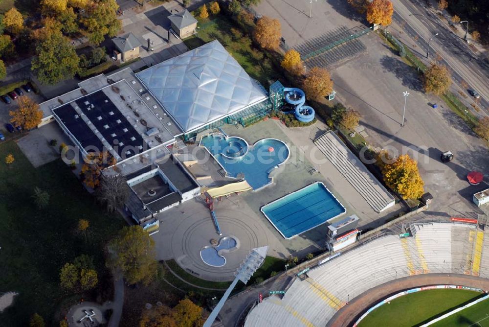 Aerial image Dresden - Blick auf das Georg-Arnhold-Bad an der Hauptallee 2, 01069 Dresden - Tel.: 0351/4942203 in zentraler Lage neben dem Rudolf-Harbig-Fußballstadion und Großem Garten lockt das Georg-Arnhold-Bad tagtäglich zahlreiche Besucher an mit insgesamt 1700 Quadratmeter Wasserfläche.