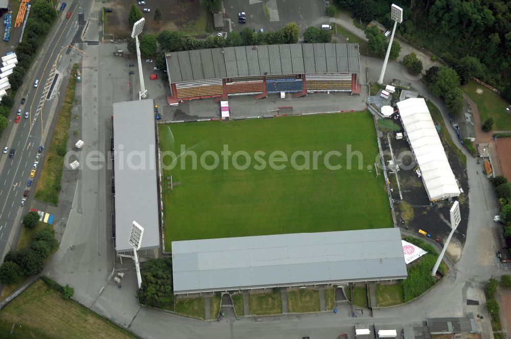 ESSEN from the bird's eye view: Blick auf das Georg-Melches-Stadion, es befindet sich im Essener Norden und ist das größte Stadion der Stadt. 1964 wurde es nach Georg Melches, dem Mitgründer von Rot-Weiss Essen, benannt. Es dient primär als Spielstätte des Fußballvereins Rot-Weiss Essen, wird aber auch für verschiedene an derweitige Veranstaltungen genutzt. Die Kapazität beläuft sich auf 22.500 Plätze (fast alle überdacht, nur die ersten 5 Reihen der Sitzhaupttribühne sind ungedeckt), davon 18.500 Stehplätze und 4.000 Sitzplätze.