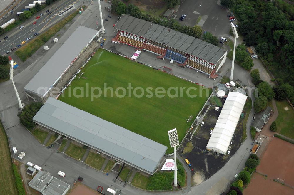 Aerial image ESSEN - Blick auf das Georg-Melches-Stadion, es befindet sich im Essener Norden und ist das größte Stadion der Stadt. 1964 wurde es nach Georg Melches, dem Mitgründer von Rot-Weiss Essen, benannt. Es dient primär als Spielstätte des Fußballvereins Rot-Weiss Essen, wird aber auch für verschiedene an derweitige Veranstaltungen genutzt. Die Kapazität beläuft sich auf 22.500 Plätze (fast alle überdacht, nur die ersten 5 Reihen der Sitzhaupttribühne sind ungedeckt), davon 18.500 Stehplätze und 4.000 Sitzplätze.