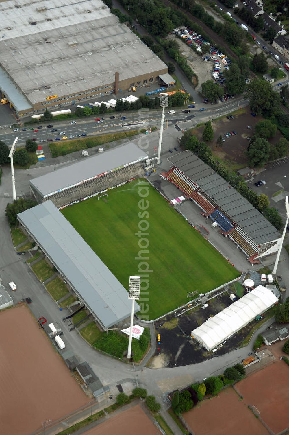 Aerial photograph ESSEN - Blick auf das Georg-Melches-Stadion, es befindet sich im Essener Norden und ist das größte Stadion der Stadt. 1964 wurde es nach Georg Melches, dem Mitgründer von Rot-Weiss Essen, benannt. Es dient primär als Spielstätte des Fußballvereins Rot-Weiss Essen, wird aber auch für verschiedene an derweitige Veranstaltungen genutzt. Die Kapazität beläuft sich auf 22.500 Plätze (fast alle überdacht, nur die ersten 5 Reihen der Sitzhaupttribühne sind ungedeckt), davon 18.500 Stehplätze und 4.000 Sitzplätze.