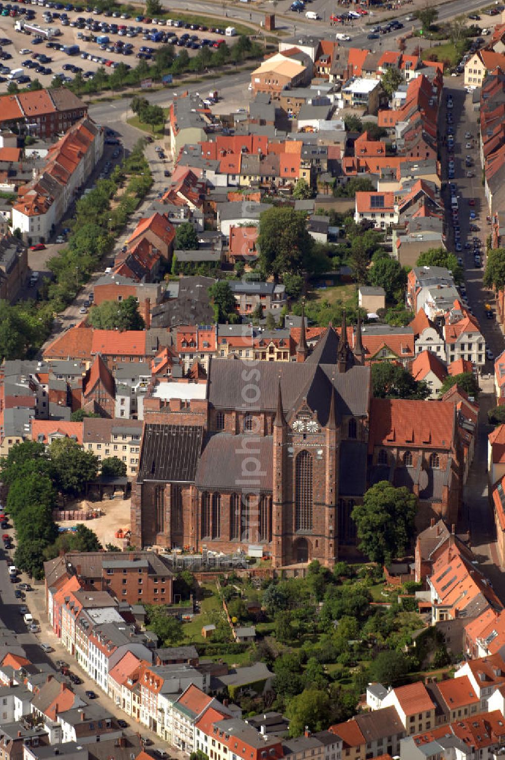 Wismar from the bird's eye view: Blick auf die Georgenkirche. Die Kirche St. Georgen gehört neben St. Marien und St. Nikolai zu den drei monumentalen gotischen Sakralbauten der Wismarer Altstadt. Ausgehend von der Baumasse und dem umbauten Raum ist die um 1295 begonnene Georgenkirche das größte dieser Bauwerke. Zugleich ist es auch das jüngste. Das im Zweiten Weltkrieg schwer beschädigte und zu DDR-Zeiten stark verkommene Gebäude wird bis 2010 vollständig restauriert. Die Georgenkirche ist als Teil der Wismarer Altstadt seit 2002 auf der Liste des UNESCO-Weltkulturerbes verzeichnet.