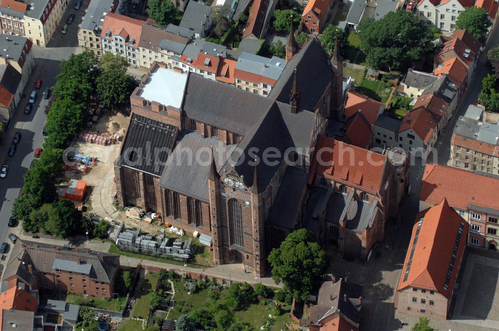 Aerial image Wismar - Blick auf die Georgenkirche. Die Kirche St. Georgen gehört neben St. Marien und St. Nikolai zu den drei monumentalen gotischen Sakralbauten der Wismarer Altstadt. Ausgehend von der Baumasse und dem umbauten Raum ist die um 1295 begonnene Georgenkirche das größte dieser Bauwerke. Zugleich ist es auch das jüngste. Das im Zweiten Weltkrieg schwer beschädigte und zu DDR-Zeiten stark verkommene Gebäude wird bis 2010 vollständig restauriert. Die Georgenkirche ist als Teil der Wismarer Altstadt seit 2002 auf der Liste des UNESCO-Weltkulturerbes verzeichnet.