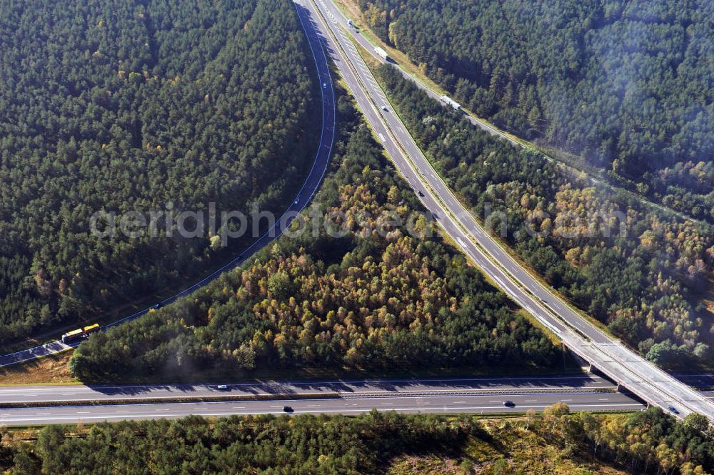 Aerial photograph Ziethen - Das Autobahndreieck Havelland in Brandenburg. Das Dreieck Havelland ist ein Autobahndreieck am nördlichem Berliner Ring (A 10) im Landkreis Havelland, das nach Westen die A 24 anbindet. Insgesamt 39,8 Millionen sollen in den Ausbau und Umbau des Autobahndreiecks Havelland fließen. Der Bund fördert den Ausbau im Rahmen des Masterplans für Güterverkehr und Logistik mit insgesamt 22,8 Millionen, weitere 17 Millionen Förderung kommen aus EFRE-Mitteln.